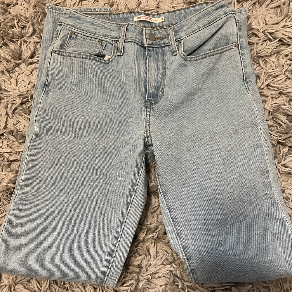 Light wash high waisted levy skinny jeans